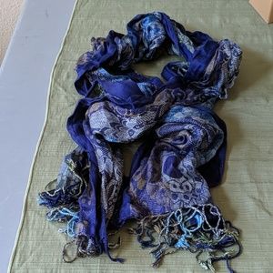 Fashion scarf 6' x20". With fringe